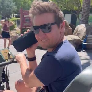 Drei Monate nach Unfall: Jeremy Renner flitzt auf Scooter
