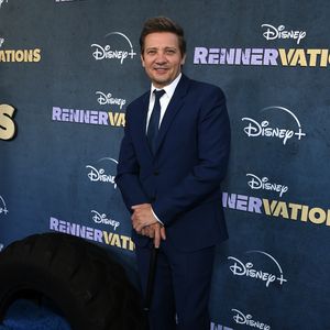 Große Hantel: So trainiert Jeremy Renner nach seinem Unfall