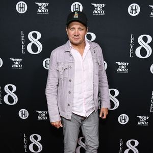 Jeremy Renner veröffentlicht Memoiren über Schneepflugunfall