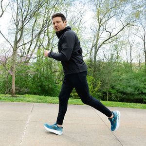 Nach Schneepflugunfall: Jeremy Renner ist wieder am Rennen!