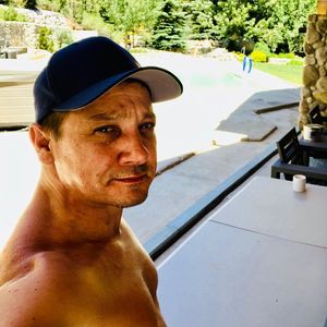 Nach Unfall: Jeremy Renner zeigt selbstbewusst die Narben!