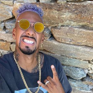 Farbenfroh: Jérôme Boateng präsentiert seine neue Frisur