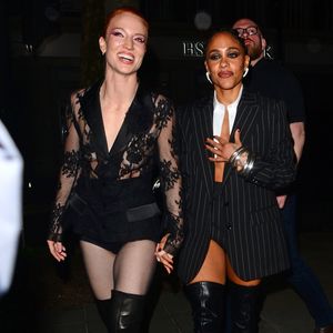 Jess Glynne und Alex Scott schmusen auf Brit-Award-Party