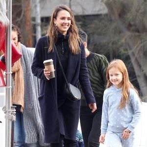 Jessica Alba sucht mit ihrer Familie einen Weihnachtsbaum