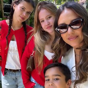 Jessica Alba teilt liebevolle Sommermomente mit den Kindern