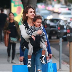 Grimassen-King: Jessica Albas Söhnchen strahlt beim Shoppen