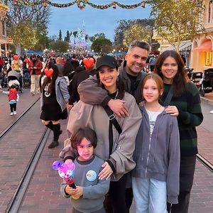 Jessica Alba teilt süße Familienfotos von Disneyland-Ausflug