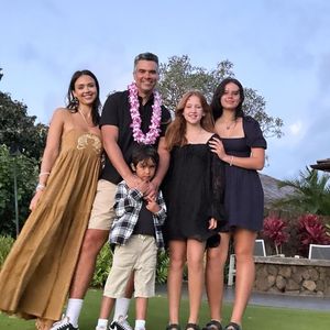 Selten: Jessica Alba posiert überglücklich mit ihrer Familie
