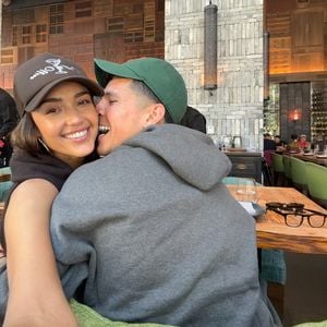 Jessica Alba und Danny Ramirez genießen heiße Küsse im Meer
