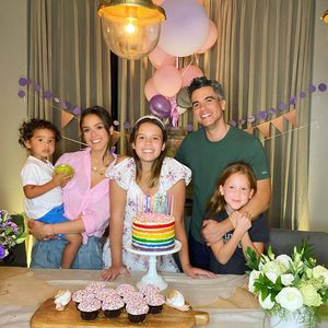 Alle am Strahlen: Jessica Alba feiert Honors 12. Geburtstag