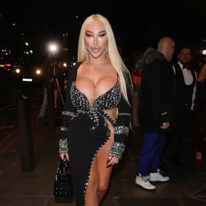 Mehr Haut als Stoff: Jessica Alves glitzert im XXS-Kleid