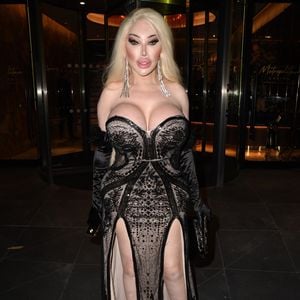 Real-Life-Barbie Jessica Alves setzt ihr Dekolleté in Szene!