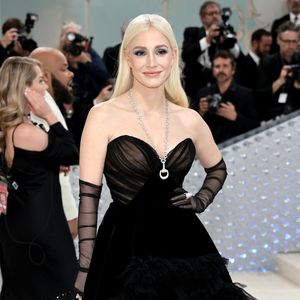Jessica Chastain zeigt sich auf der Met Gala platinblond!