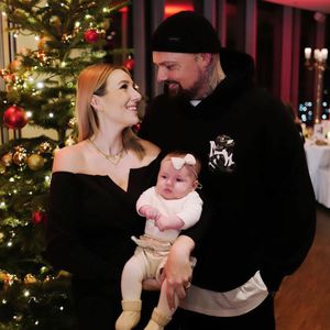 Mit Baby Hailey: Schröders teilen zuckrige Weihnachtsgrüße