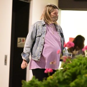 Hochschwangere Jessica Hart mit riesiger Babykugel unterwegs