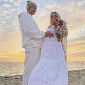 Model Jessica Hart bekommt Heiratsantrag auf ihrer Babyparty