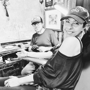 Christian Olivers Witwe Jessica trägt Tattoo für Töchter (†)