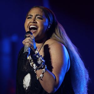 Jessica Mauboy zeigt ihren Babybauch bei den ARIA Awards