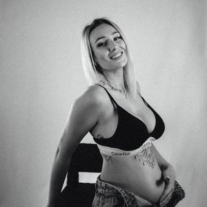 Entblößt! Jessi Schröder präsentiert stolz ihren Babybauch