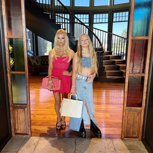 Kritik: Jessica Simpson lässt Tochter (11) Crop Top tragen