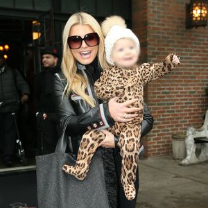 Im Leo-Look: Jessica Simpson trägt Töchterchen durch NYC
