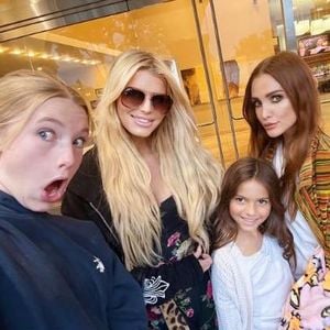 Jessica und Ashlee Simpson genießen Kinoabend mit Töchtern