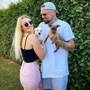 So haben Jessi und Nik Schröders Hunde auf das Baby reagiert