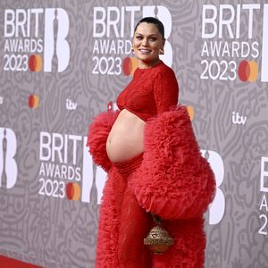 Bauchfrei! Jessie J präsentiert Babykugel auf dem Red Carpet