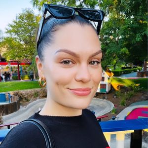 Total putzig! Schwangere Jessie J übt schon mal das Mamasein