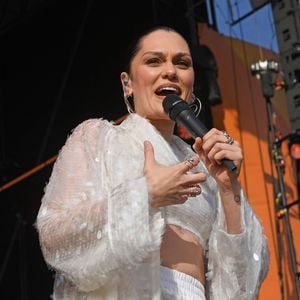 Jessie J feiert sich mit Badeanzug-Selfie nach Krebskampf
