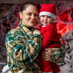 Beim Weihnachtsausflug: Jessie J knuddelt ihren Sohn Sky