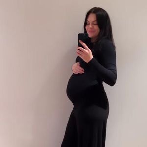 Jessie J zeigt stolz ihre Babykugel im figurbetonten Kleid