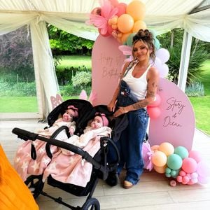 Jesy Nelson zeigt ihre Zwillinge ohne Ernährungssonden