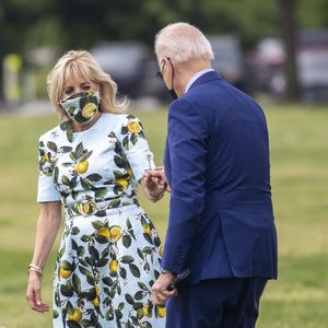 Süß! Präsident Biden pflückt für seine Frau eine Pusteblume