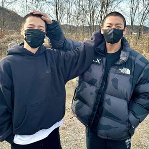 Kaum erkannt: Erste Fotos von Jimin und Jungkook bei Armee!