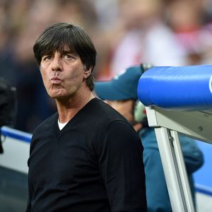 Ciao Schlabber-Shirt: Jogi Löw beim 2. EM-Spiel ganz seriös