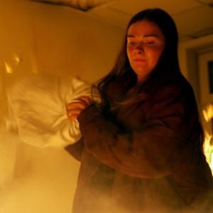 Feueralarm bei BTN: So war der rauchige Dreh für Carla Bruhn