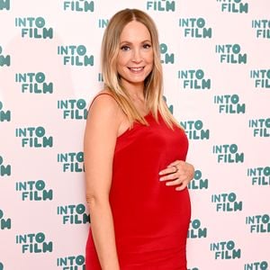 Joanne Froggatt zeigt beim Spaziergang stolz ihren Babybauch