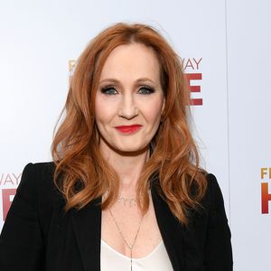Wie ein Weasley: J.K. Rowling erstrahlt feuerrot auf Event