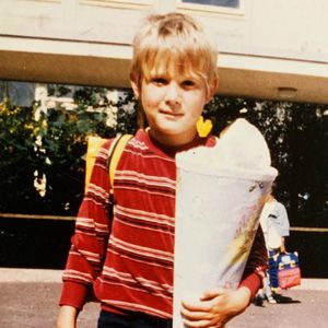Nanu! Welcher Promi steckt hinter diesem Throwback-Foto?