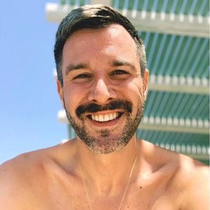 Für wichtige Message: Jochen Schropp lässt die Hüllen fallen