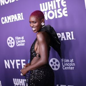 Knalliges Pink: Jodie Turner-Smith überrascht mit neuem Look