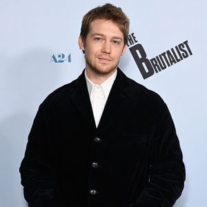 Ähnelt Joe Alwyn seiner fiesen Filmrolle in "Der Brutalist"?