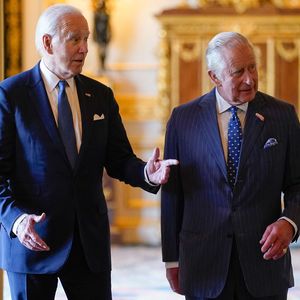 Protokollverstoß: Joe Biden berührt ständig König Charles!