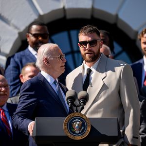 Gekonnt: Travis Kelce glänzt im grauen Anzug im Weißen Haus