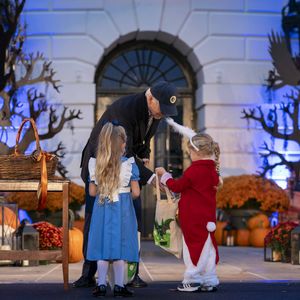 Halloween im Weißen Haus: Joe Biden verteilt Süßigkeiten!