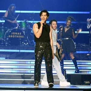 Joe Jonas verheiratet Bandmitglied auf der Konzertbühne