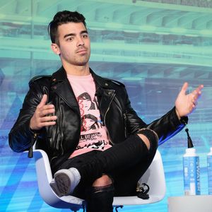 Hot! Joe Jonas macht's mit Burger-Model Charlotte McKinney