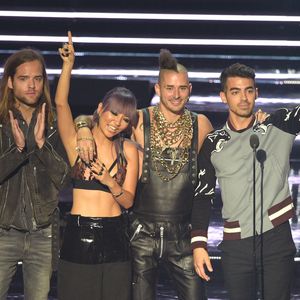 Leckere Mucki-Show! Joe Jonas oben ohne mit Bier & Burger