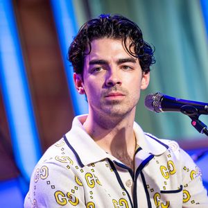 Bei Auftritt: Joe Jonas enthüllt neue Tattoos für Töchter